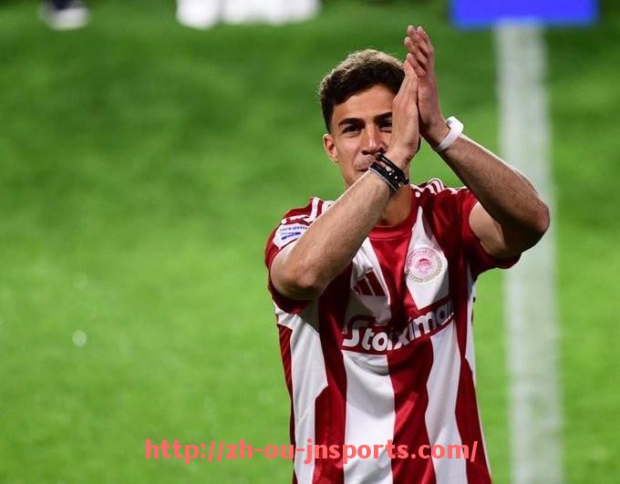 JN江南体育-英超球员在圣诞赛程期间的日常安排与训练强度