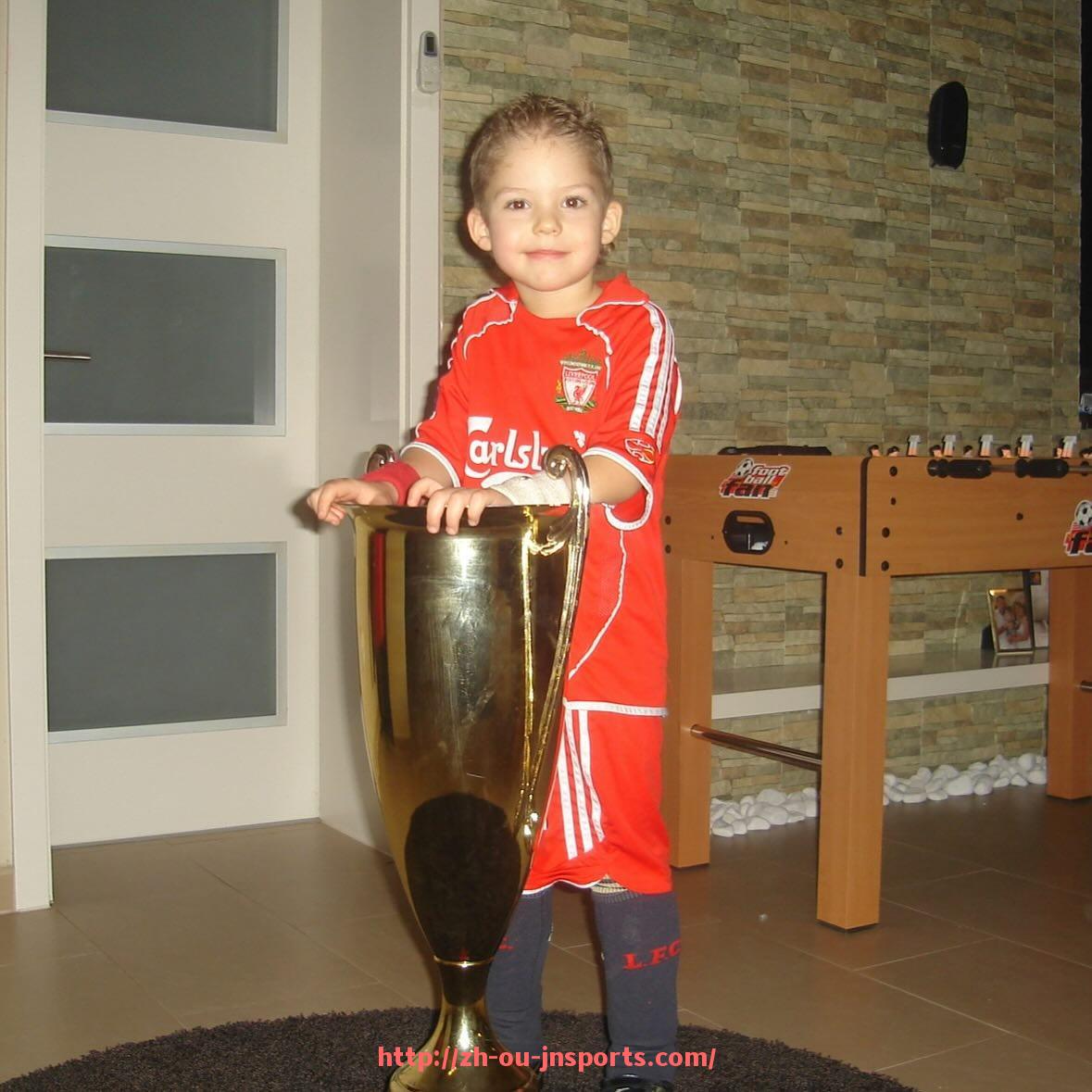 JN江南体育-球队降级退出德甲舞台的原因及影响